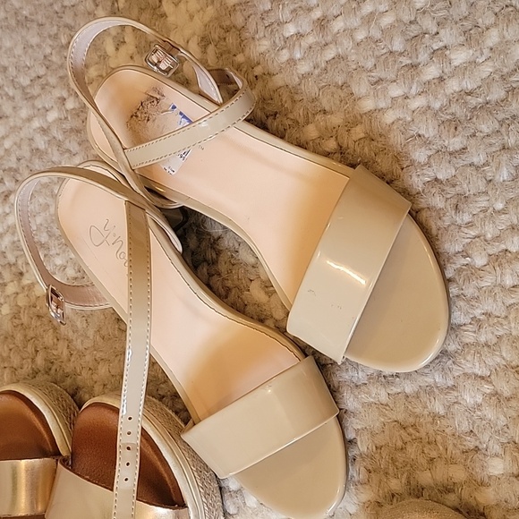 Lot of 5 girls shoes, size 1 and 2's - Picture 3 of 6